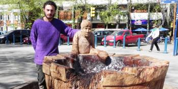 El artista que transforma un viejo tronco en una escultura