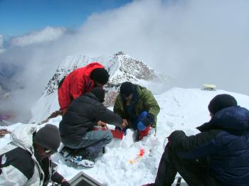 Científicos mendocinos estudian los glaciares y la superficie del Aconcagua